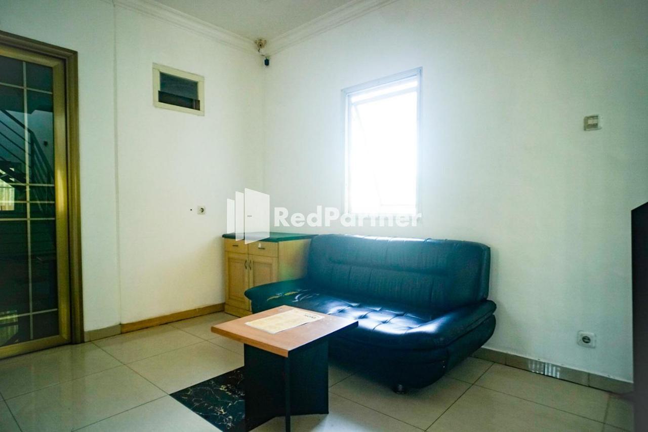 Hoki Homestay Redpartner Сурабая Экстерьер фото