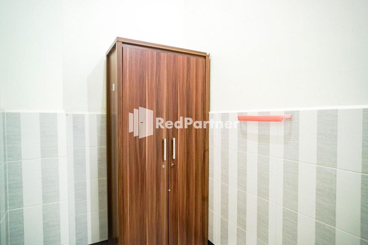 Hoki Homestay Redpartner Сурабая Экстерьер фото