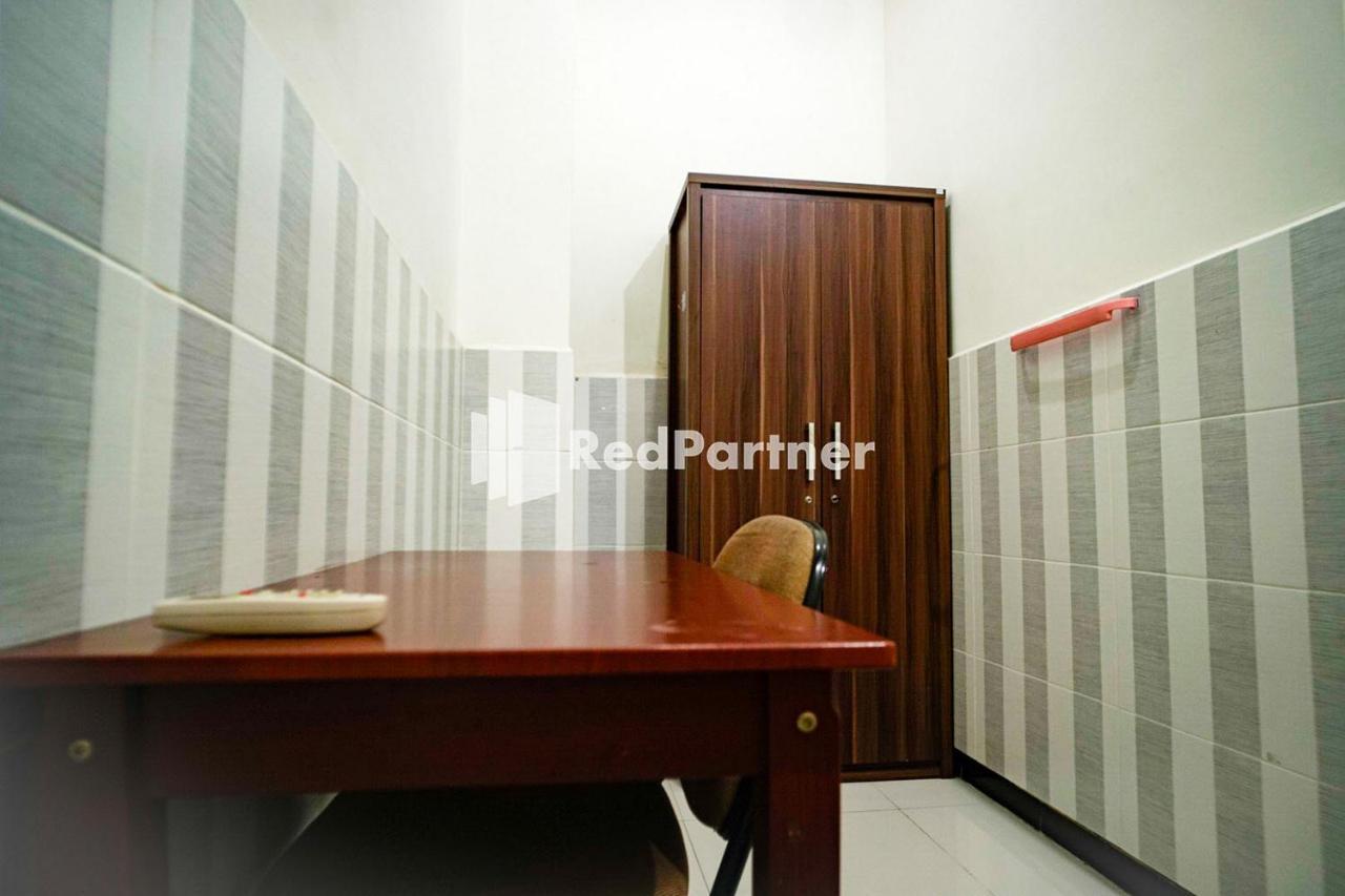 Hoki Homestay Redpartner Сурабая Экстерьер фото