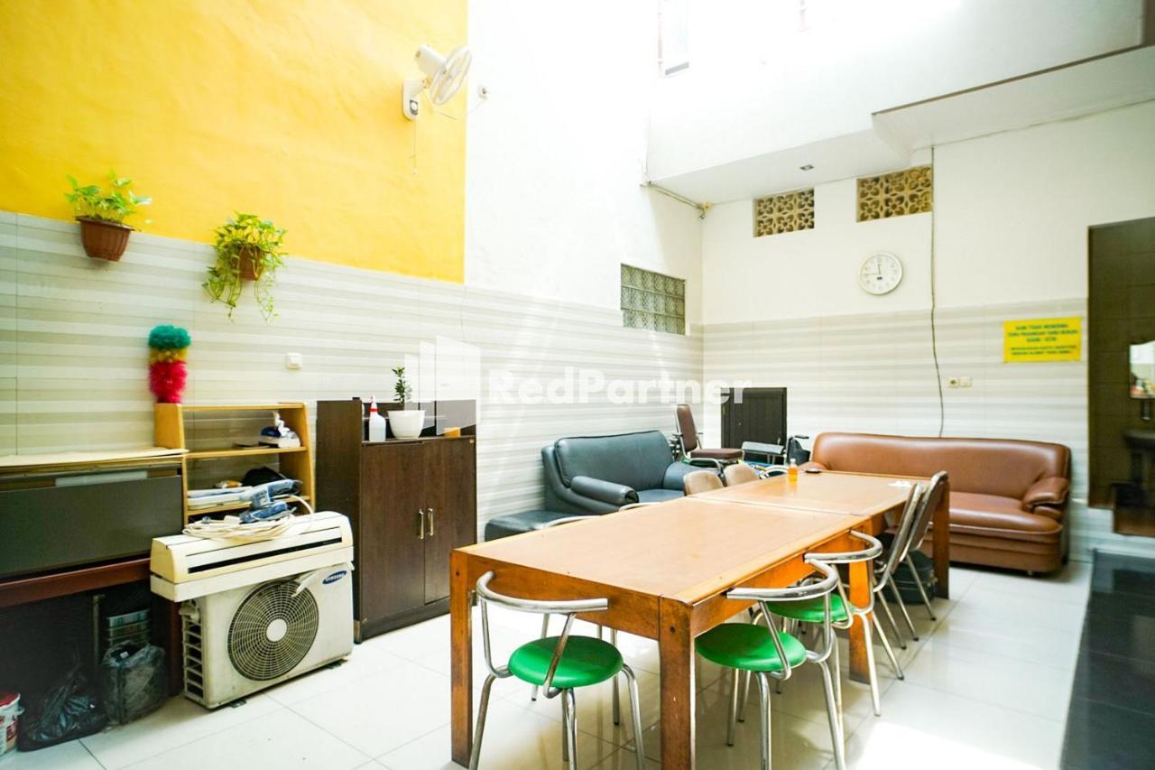 Hoki Homestay Redpartner Сурабая Экстерьер фото